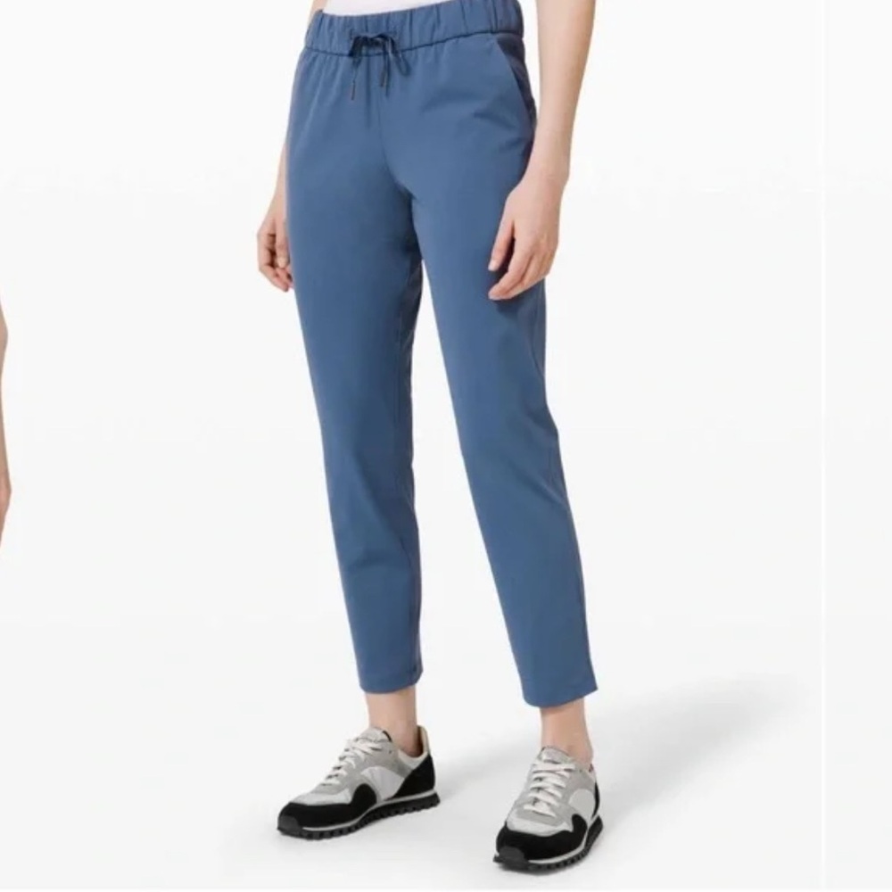 Lululemon On the Fly 7/8 pant SZ 8, Steel Blue